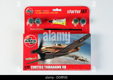 Airfix 1: 72 Skala Curtiss Tomahawk Modell-Flugzeug-Starter-Kit mit Kleber und Lacke Stockfoto