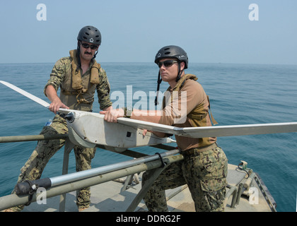 PUMA AE unmanned aerial vehicles an Bord ein Riverine Befehl Boot (RZB), am Meer. RCBs bieten eine Plattform, Multi-mission für die USA Stockfoto