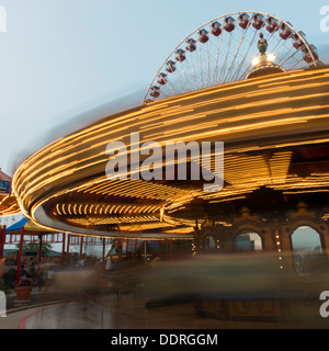 Karussell-Lichter Spinnen in der Abenddämmerung, Navy Pier Park, Navy Pier, Chicago, Cook County, Illinois, USA Stockfoto
