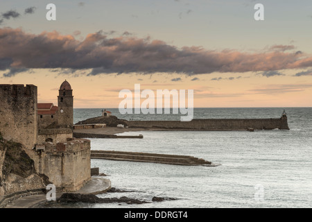 Eglise Notre Dame des Anges und Chateau Royal, Collioure, Pyrénées-Orientales, Languedoc-Roussillon, Frankreich Stockfoto