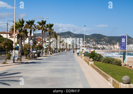 Promenade direkt am Meer in Sitges Spanien Stockfoto