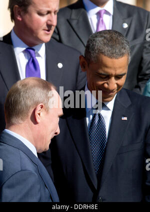 St. Petersburg, Russland. 06. September 2013. Der russische Präsident Vladimir Putin (L-R), der britische Premierminister David Cameron und US-Präsident Barack Obama nehmen ihre Plätze für das Familienfoto des G20-Gipfels in St. Petersburg, Russland, 6. September 2013. Der G20-Gipfel findet vom 05 bis 06 September statt. Foto: Kay Nietfeld/Dpa/Alamy Live News Stockfoto