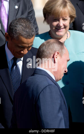 St. Petersburg, Russland. 06. September 2013. Nehmen Sie US Präsident Barack Obama (L), der russische Präsident Vladimir Putin und Bundeskanzlerin Angela Merkel ihre Plätze für das Familienfoto des G20-Gipfels in St. Petersburg, Russland, 6. September 2013. Der G20-Gipfel findet vom 05 bis 06 September statt. Foto: Kay Nietfeld/Dpa/Alamy Live News Stockfoto