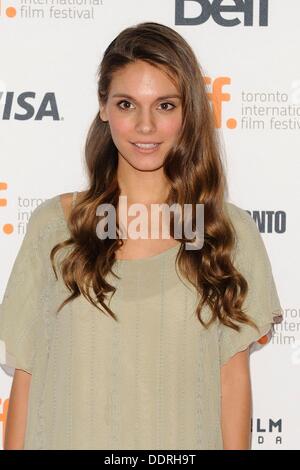 Toronto, ON, Canada. 5. September 2013. Caitlin Stasey im Ankunftsbereich für ALL CHEERLEADERS DIE Premiere auf dem Toronto Film Festival, Ryerson Theatre, Toronto, ON 5. September 2013. Bildnachweis: Nicole Springer/Everett Collection/Alamy Live-Nachrichten Stockfoto