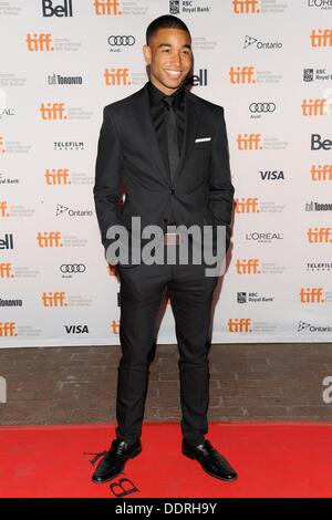 Toronto, ON, Canada. 5. September 2013. Tom Williamson im Ankunftsbereich für ALL CHEERLEADERS DIE Premiere auf dem Toronto Film Festival, Ryerson Theatre, Toronto, ON 5. September 2013. Bildnachweis: Nicole Springer/Everett Collection/Alamy Live-Nachrichten Stockfoto