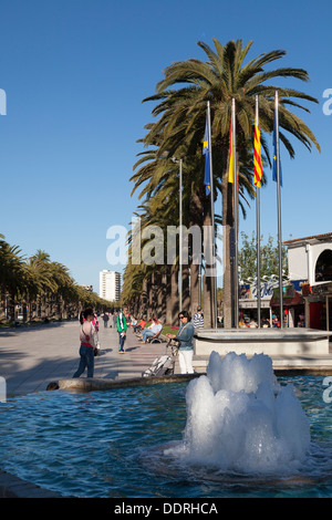 Brunnen am Ende der Strandpromenade Salou Palm Stockfoto