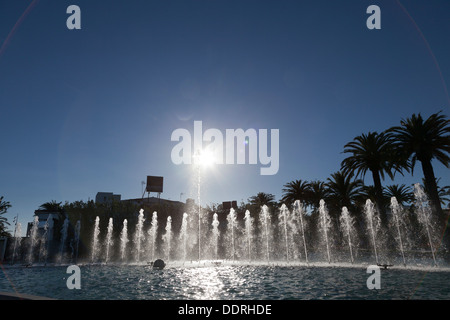 Sunburst über Brunnen an Palmen Promenade Salou Stockfoto