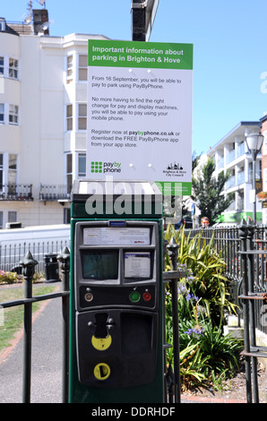 New Brighton und Hove City Council Zeichen erklären, wie Parkplatz, Tickets mit dem Handy oder Smartphone App auf Solar meter zu kaufen Stockfoto