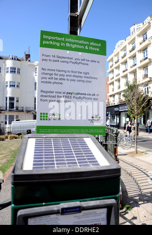 New Brighton und Hove City Council Zeichen erklären, wie Parkplatz, Tickets mit dem Handy oder Smartphone App auf Solar meter zu kaufen Stockfoto