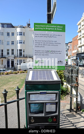 New Brighton und Hove City Council Zeichen erklären, wie Parkplatz, Tickets mit dem Handy oder Smartphone App auf Solar meter zu kaufen Stockfoto