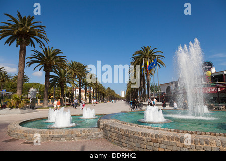 Brunnen am Ende der Strandpromenade Salou Palm Stockfoto