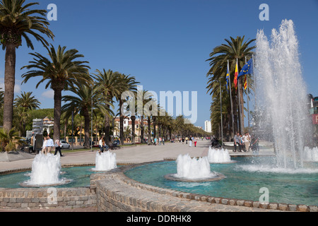 Brunnen am Ende der Strandpromenade Salou Palm Stockfoto