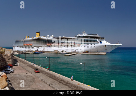 Kreuzfahrtschiff "Costa Mediterranea" in Kos-Stadt mit Kos, Dodekanes Inselgruppe, Griechenland Kos Festung Vordergrund festgemacht. Stockfoto