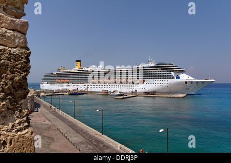 Kreuzfahrtschiff "Costa Mediterranea" in Kos-Stadt mit Kos, Dodekanes Inselgruppe, Griechenland Kos Festung Vordergrund festgemacht. Stockfoto