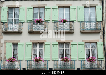 Eine hübsche Pastell farbigen altes Gebäude mit reich verzierten Fenstern an der Pharmacie de Paris-Quimper-Bretagne-Frankreich Stockfoto