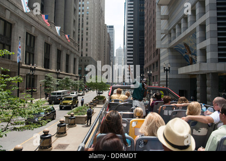 Touristen Reisen in eine Open-Air-Bus mit einem Tour Guide, Michigan Avenue, Chicago, Cook County, Illinois, USA Stockfoto