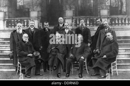 Erster Balkankrieg 1912,Delegierte der Balkanklasse bei den Friedensverhandlungen,Gruppenbild,London,1913,2.Jahrhundert,1910,10,Europa,Balkan,Balkankrieg,Krieg,Kriege,Frieden,Teilnehmer,Diplomatie,Diplomat,Diplomaten,Diplomaten,Diplomaten,Politik,Politiker,Serbien,Griechenland,Bulgarien,Montenegro,halbe Länge,stehend,sitzend,sitzen,erste Reihe,Europaminister,Miteros-Stofyu,Minister für die bulgarischen Premierminister,Elelos-Stofjev Stockfoto