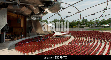 Sitzmöglichkeit im Auditorium in Jay Pritzker Pavilion, Millennium Park, Chicago, Cook County, Illinois, USA Stockfoto