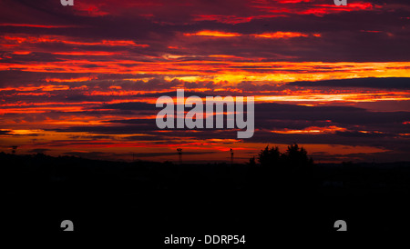 North West London Hendon dramatische spektakuläre lebendige rot orange gelb Himmel Wolken bei Sonnenuntergang Sonnenuntergang Sonnenuntergang Sonnenuntergang Abend nightfall Panoramaaussicht Stockfoto