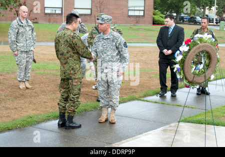 4. Division, Generalmajor Omori (links), stellvertretender Kommandierender general, Nordarmee, japanische Ground Self-Defense Force, Gebote Abschied von Oberst Hugh D. Bair, Kommandant, 3rd Stryker Brigade Combat Team, 2. Infanterie-Division, am Ende des Mauerwerkes Kranz Stockfoto