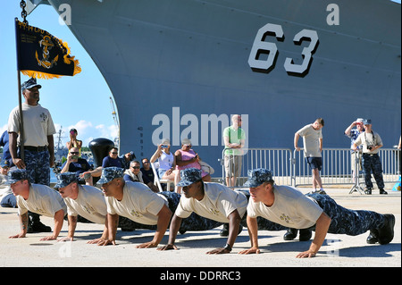 Chef einberufene Mobile Tauchen und Salvage Unit One, befindet sich am gemeinsamen Basis Pearl Harbor-Hickam, Teilnahme an der konstituierenden Chief Petty Officer (CPO) Pride Day Hawaii marschieren und Trittfrequenz Wettbewerb auf dem Schlachtschiff Missouri Memorial befindet sich für Stockfoto