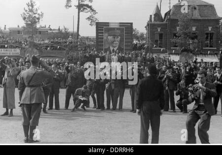 Zweiter Weltkrieg, Frankreich, Freilassung der französischen Kriegsgefangenen, als Gegenleistung für das passive Verhalten der Bürger von Dieppe während des alliierten Überfalls am 19.8.1942, Ankunft in Serqueux bei Dieppe, 12.9.1942, Entlassung, Entladungen, Gefangene, Gefangene, französische Soldaten, Presse, Presse, Journalisten, Propaganda, Plakat von Philippe Petain, Normandie, Deutsches Reich, Drittes Reich, 1940er, 40er, 20th century, historisch, Menschen, Zusatzrechte-Clearences-nicht vorhanden Stockfoto