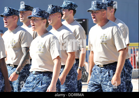 Chief einberufene von verschiedenen Befehlen um Navy Region Hawaii teilnehmen in der konstituierenden Chief Petty Officer (CPO) Pride Day Stockfoto