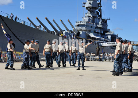 Chief einberufene von verschiedenen Befehlen um Navy Region Hawaii teilnehmen in der konstituierenden Chief Petty Officer (CPO) Pride Day Stockfoto