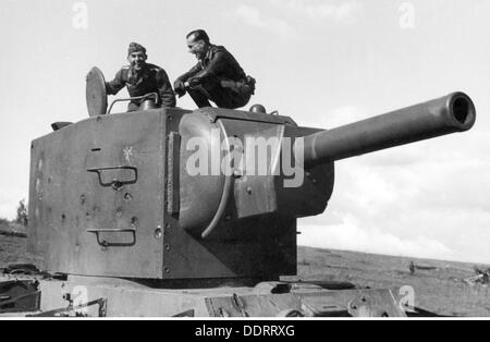 Zweiter Weltkrieg, Propaganda, Deutschland, Kriegskorrespondenten der 3. Luftwaffe Kriegskorrespondent Firma Georg Schödl und ein Pilot auf einem zerstörten sowjetischen KV-2 Panzer, Russland, Sommer 1941, Zusatzrechte-Clearences-nicht vorhanden Stockfoto