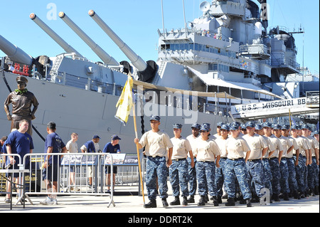 Chief einberufene aus rund um Hawaii vorzubereiten für die Ergebnisse der konstituierenden Chief Petty Officer (CPO) Pride Day Hawaii marschieren Stockfoto