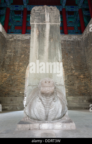 Ming-Gräber, Nanjing, China. Die Shengong Shengde Stele, unterstützt durch eine Schildkröte in der Sifangcheng-Pavillon. Stockfoto