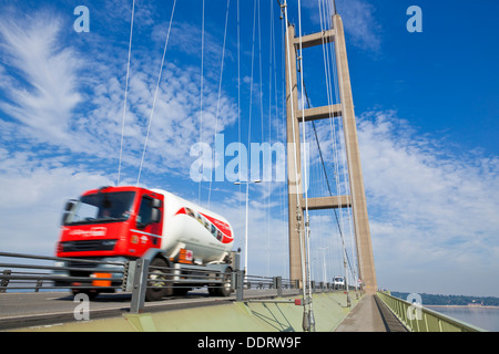 Humber Bridge - LKW-Fahrt über die Humber Bridge über den Fluss Humber Humberside East England UK GB Europa Stockfoto