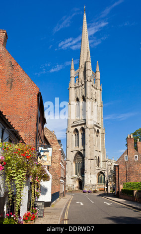 Kirche des Hl. Jakob hinter der wichtigsten Straße Louth Lincolnshire England UK GB EU Europa Stockfoto