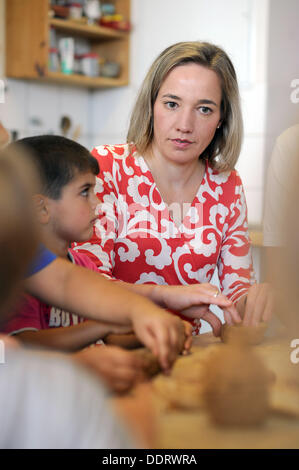 Bundesfamilienministerin Kristina Schroeder knetet Ton im Kindergarten Luise Ueding den Froebel Familie Center Zak in Bergisch Gladbach, Deutschland, 6. September 2013. Foto: HENNING KAISER Stockfoto