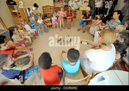 Bundesfamilienministerin Kristina Schroeder (B-C) knetet Ton im Kindergarten Luise Ueding den Froebel Familie Center Zak in Bergisch Gladbach, Deutschland, 6. September 2013. Foto: HENNING KAISER Stockfoto