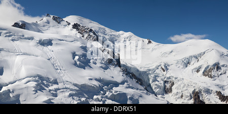 Panorama der Mont Maudit, Mont Blanc und Dome du Gouter im Mont-Blanc-Massiv von der Aiguille du Midi, Chamonix, Frankreich. Stockfoto