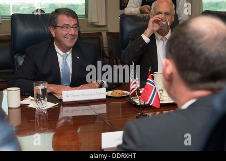 Deputy Secretary Of Defense Ash Carter trifft links, mit Thorshaug, Vordergrund rechts, der Staatssekretär des norwegischen Verteidigungsministeriums, im Pentagon in Arlington, Virginia, 3. September 2013. Stockfoto