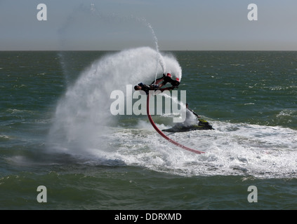 Dave Thompson führt eine erstaunliche Fly Board-Demonstration in Broadstairs Wasser Gala 2013. Stockfoto