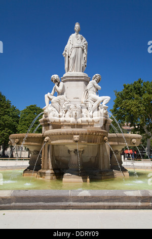 Fontaine Pradier (Brunnen Pradier) in der Esplanade Charles-de-Gaulle von Nimes, Frankreich. Stockfoto