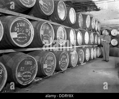 Whiskey mischen bei Wiley & Co, einem Zolllager Sheffield, South Yorkshire, 1960. Künstler: Michael Walters Stockfoto