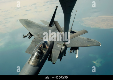 Eine F-15E Strike Eagle bereitgestellt von Mountain Home Air Force Base, Idaho, erhält Kraftstoff von einer KC-135R Stratotanker während einer Mission über dem Persischen Golf, 30. August 2013. Stockfoto