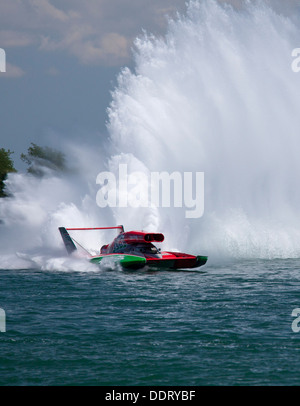 Detroit, Michigan - Gold Cup Hydroplane Rennen auf den Detroit River. Stockfoto