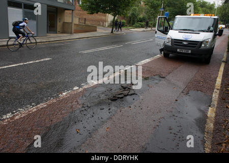 London, UK. 6. September 2013. Wochen nach der Flutkatastrophe im nahe gelegenen Herne Hill, Denmark Hill wurde geschlossen in beiden Richtungen wegen einer anderen Wasserrohrbruch an mehreren Standorten auf der anderen Straßenseite (A215) zwischen den Einmündungen der Champion Hill und Champion-Park im Süden von London. Wasser galt läuft in Richtung Kings College Hospital, 200 Yards bergab und Denmark Hill eine wichtige Transportroute für des Krankenhaus A + E. Copyright Richard Baker - Alamy Live News. Stockfoto