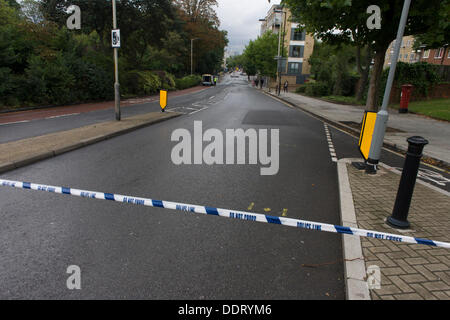 London, UK. 6. September 2013. Wochen nach der Flutkatastrophe im nahe gelegenen Herne Hill, Denmark Hill wurde geschlossen in beiden Richtungen wegen einer anderen Wasserrohrbruch an mehreren Standorten auf der anderen Straßenseite (A215) zwischen den Einmündungen der Champion Hill und Champion-Park im Süden von London. Wasser galt läuft in Richtung Kings College Hospital, 200 Yards bergab und Denmark Hill eine wichtige Transportroute für des Krankenhaus A + E. Copyright Richard Baker - Alamy Live News. Stockfoto