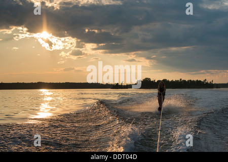 Mädchen-Wasserski in Lake Of The Woods, Keewatin, Ontario, Kanada Stockfoto