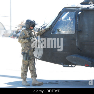 Sgt. 1. Klasse Steve Shirk, ein UH-60 Black Hawk Hubschrauber Crewchief, A Company, 2. Bataillon (allgemeiner Support), 104. Aviation Regiment (Pennsylvania), Task Force Phoenix, Wartezeiten während seinem Hubschrauber 4 Sept. in Bagram Air Field, Sonder tankt zugewiesen Stockfoto