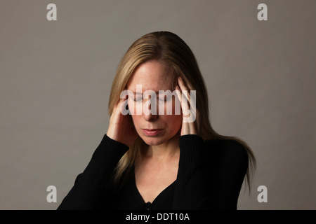 Attraktive mittlere gealterte Frau leiden unter Migräne, USA Stockfoto