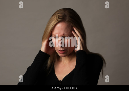 Attraktive mittlere gealterte Frau leiden unter Migräne, USA Stockfoto