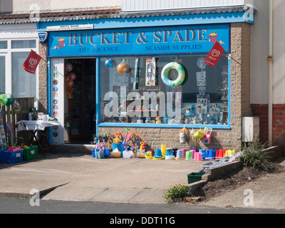 Ein einzelner Shop in einer Reihe von Wohnhäusern verkauft Eimer und Spaten und Meer liefert direkt am Meer in Hornsea East Yorkshire Stockfoto