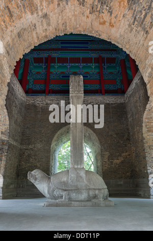 Ming-Gräber, Nanjing, China. Die Shengong Shengde Stele, unterstützt durch eine Schildkröte in der Sifangcheng-Pavillon. Stockfoto